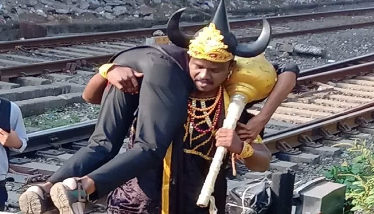 मुंबई : गलत तरीके से किया रेलवे ट्रैक पार तो उठा ले जाएगा 'यमराज', देखे वीडियो