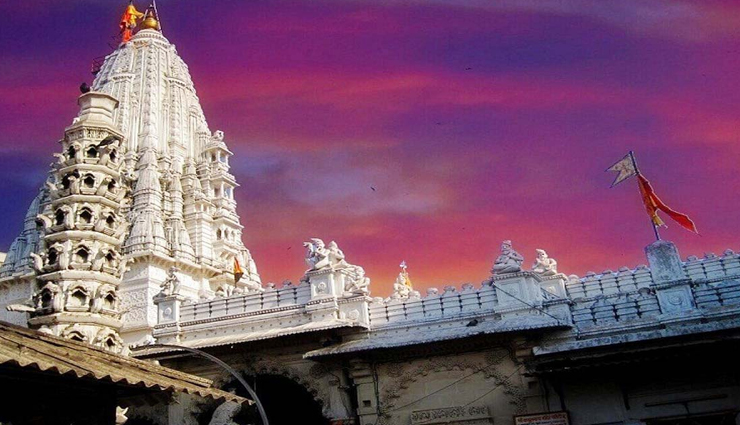 the city of dreams mumbai is also known for these grand temples,there seems to be a gathering of devotees,holiday,travel,tourism