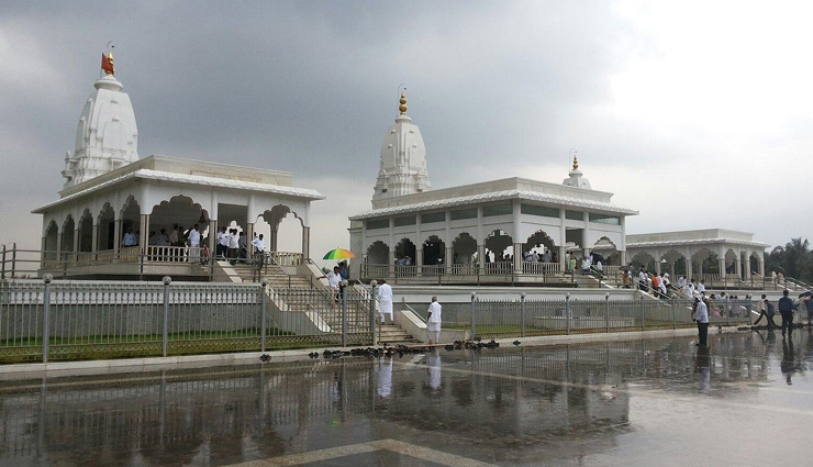 इन भव्य मंदिरों के लिए भी जानी जाती हैं सपनों की नगरी मुंबई, भक्तों का लगता है जमावड़ा mumbai famous temples,temples to visit in mumbai,sacred places in mumbai,mumbai religious landmarks,best temples in mumbai,mumbai spiritual destinations,holy places in mumbai,temples with historical significance in mumbai,famous mumbai temples for worship,mumbai revered temples,मुंबई के प्रसिद्ध मंदिर,मुंबई में दर्शनीय मंदिर,मुंबई के पवित्र स्थल,मुंबई के धार्मिक धरोहर,मुंबई के सर्वश्रेष्ठ मंदिर,मुंबई के आध्यात्मिक स्थल,मुंबई में पवित्र स्थान,मुंबई में ऐतिहासिक महत्त्व वाले मंदिर,पूजा के लिए प्रसिद्ध मुंबई के मंदिर,मुंबई के प्रसिद्ध मंदिरों के पूज्य स्थल