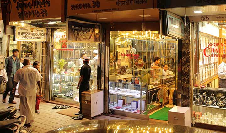 you can shop cheaply from these markets of mumbai they become favorite places of tourists,holiday,travel,tourism