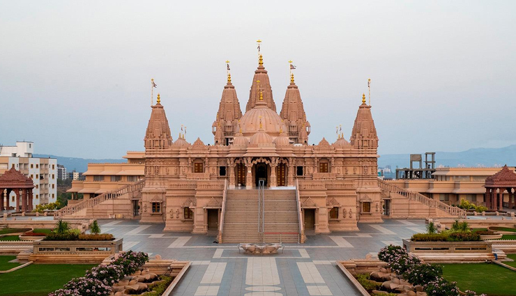 the city of dreams mumbai is also known for these grand temples,there seems to be a gathering of devotees,holiday,travel,tourism