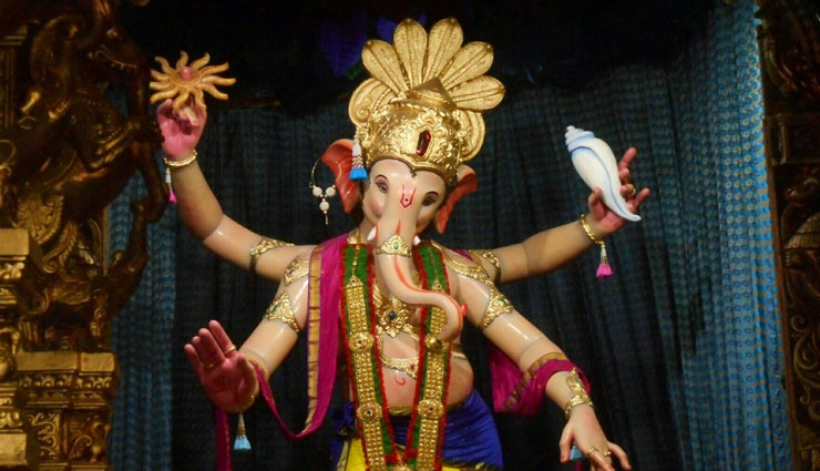 Mumbaicha Raja Witness a sea of devotees