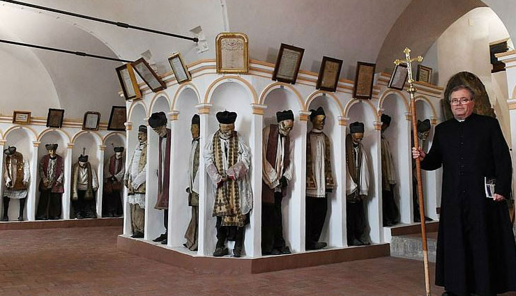 8 thousand corpses and 1252 mummies in the italian museum,weird story,italy