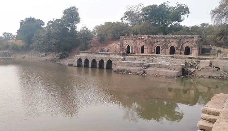 10 amazing places to explore in mandu,tourist attractions in mandu,historical monuments in mandu,jahaz mahal mandu,hathi mahal mandu,rani roopmati’s pavilion mandu,baz bahadur’s palace mandu,hindola mahal mandu,bagh caves mandu,hoshang shah’s tomb mandu,jami masjid mandu,munja talao mandu,rewa kund mandu,best places to visit in mandu,mandu tourist guide,things to do in mandu