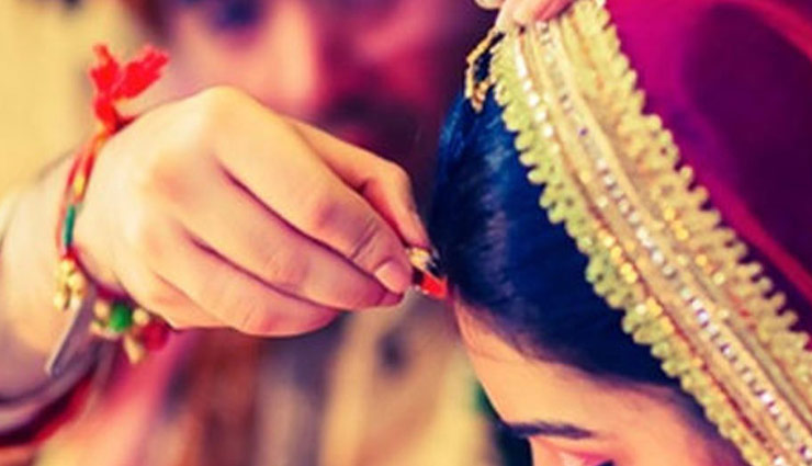 अपने खून से भरी गर्लफ्रेंड की मांग, खींची सेल्फी और कर दी यह घिनौनी हरकत