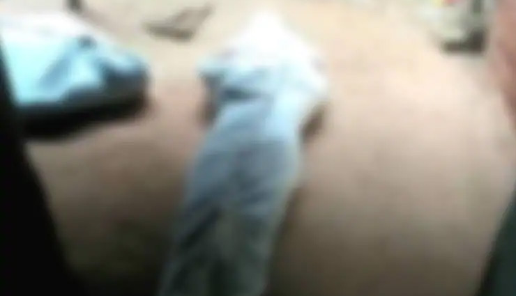 पत्नी के साथ बिस्तर पर था देवर, गुस्साए पति ने दोनों को काट डाला