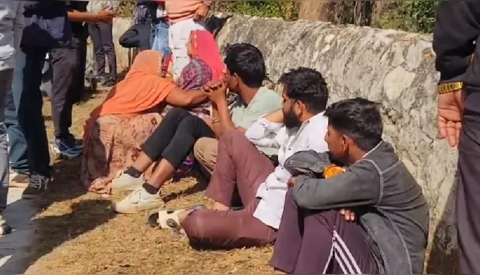 खुलेआम खूनी वारदात: ब्लैक स्कॉर्पियो से आए 6 बदमाशों ने युवक को तलवारों से काट डाला