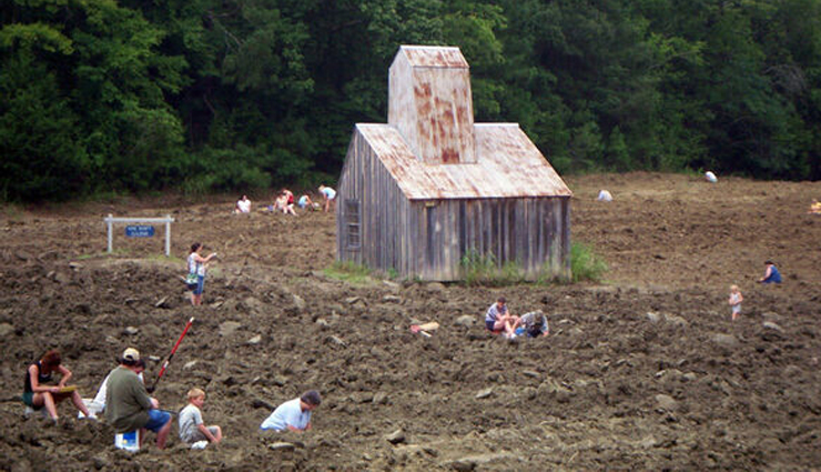 travel destinations,10 travel destinations,treasure,diamonds- murfreesboro,dinosaur fossils,opals,pirate treasure,jade,thunder eggs,montezuma,hidden treasure,fenn treasure,travel,holidays,travel guide