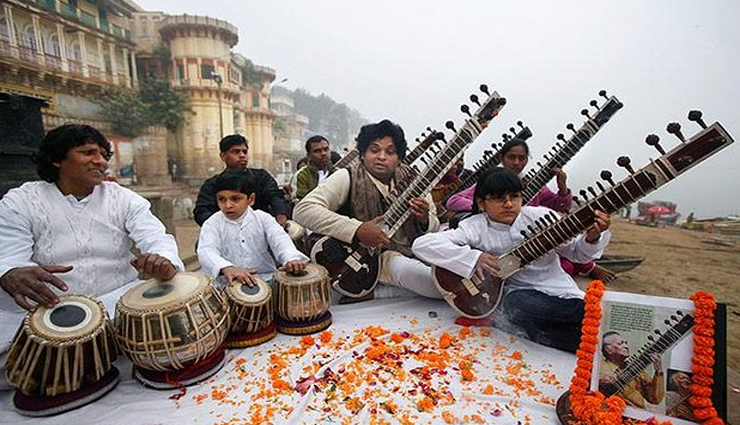 varanasi travel guide,reasons to visit varanasi,varanasi spiritual experience,best ghats in varanasi,temples in varanasi,ganga aarti,varanasi festivals,varanasi street food,budget travel varanasi,varanasi shopping