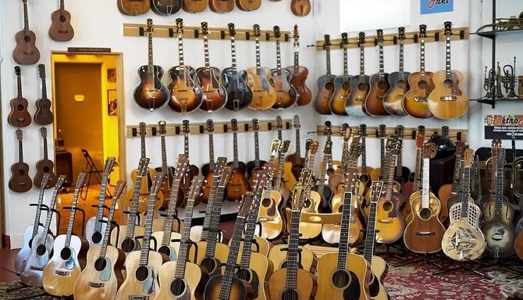 11 things to buy in goa,best souvenirs from goa,must-buy items in goa,shopping in goa,goan cashew nuts,goan feni,port wine from goa,spices from goa,funky t-shirts in goa,beachwear in goa,goan music cds,azulejos tiles from goa,coconut crafts,seashell decor from goa,flea markets in goa