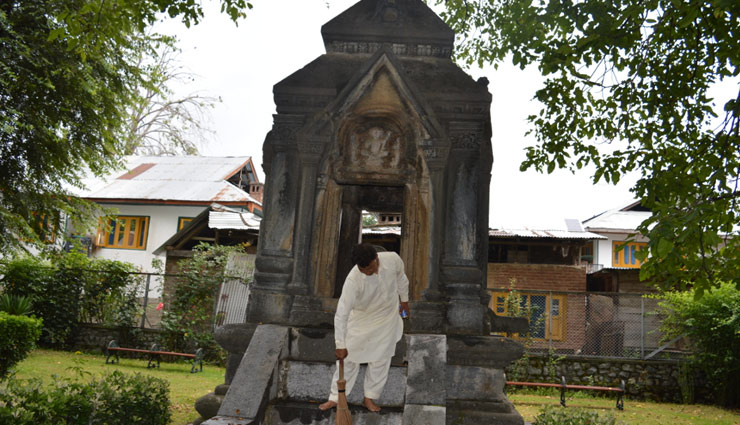 कश्मीर के इस शिव मंदिर की देखभाल करता है एक मुस्लिम परिवार 