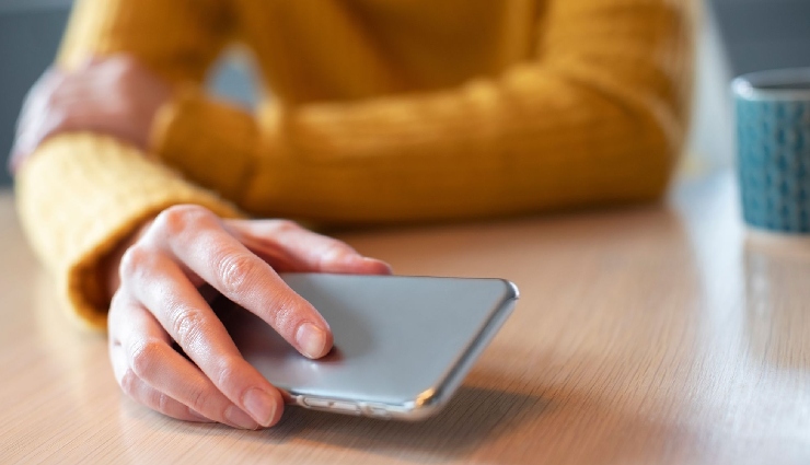 how to let someone go,ending a relationship kindly,signs its time to break up,ghosting in relationships,emotional maturity in breakups,graceful breakup tips,how to break up without hurting,modern dating and ghosting,respectful breakup,romantic relationship advice,emotional honesty in love,ending love with compassion