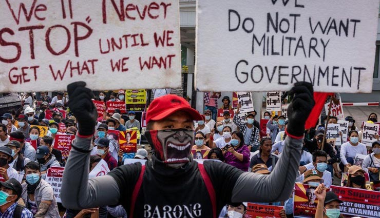 म्यांमार प्रदर्शन में पार हुई क्रूरता की सारी हदें, पिता की गोद में बैठी 7 साल की बच्ची को मारी गोली