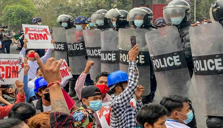 म्यांमार में पार हुई क्रूरता की हद, सेना ने 50 प्रदर्शनकारियों को गोलियों से भूना
