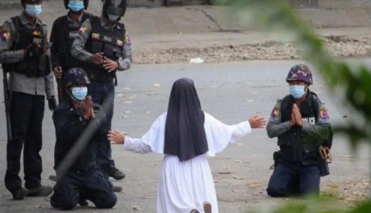 म्यांमार : प्रदर्शन में दिखा आंखें नम कर देने वाला नजारा, घुटनों के बल बैठी नन बोली- उन्हें नहीं, मुझे मारो