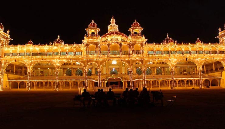 tourist places,indian tourist places,historic buildings,beauty of buildings,taj mahal,khajuraho temple,humayun maqbara,mahabat maqbara,mysore palace