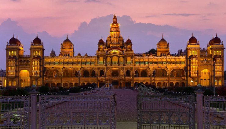 royal palaces in india,must-visit palaces india,indian heritage hotels,historic palaces india,mysore palace,prag mahal bhuj,chowmahalla palace,padmanabhapuram palace,thanjavur palace,jai vilas mahal,jal mahal jaipur,leh palace,datia palace,ujjayanta palace,cooch behar palace