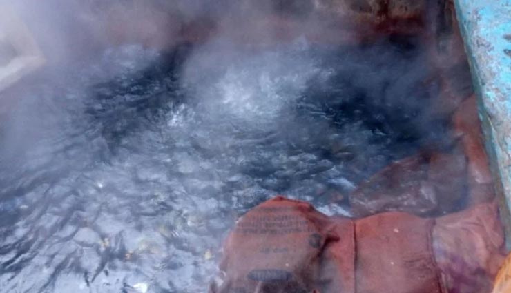 weird news,weird kund,mysterious kund,dalahi kund,water climbs up on clapping