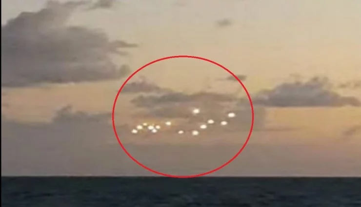 आसमान में दिखी 14 रहस्यमयी रोशनी, लोगों ने कहा- ये उड़न तश्तरी है