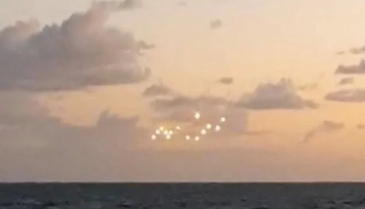 आसमान में दिखी 14 रहस्यमयी रोशनी, लोगों ने कहा- ये उड़न तश्तरी है north carolina,alien aircraft,mysterious object found,mysterious light in sky,ufo,william guy ufo,ufo in sky,weird news in hindi
