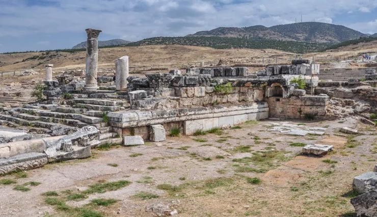 इस मंदिर के संपर्क में आते ही हो जाती हैं मौत, कहा जाता हैं धरती पर नर्क का द्वार
