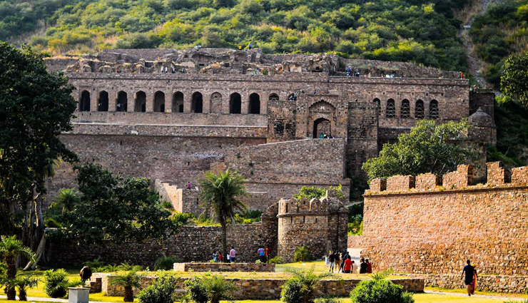 mysterious places,mysterious places in india,india,bhangarh fort,shani shingnapur,haunted tunnel no 33 of barog,town of twins,kodinhi,scary aleya ghost lights of west bengal