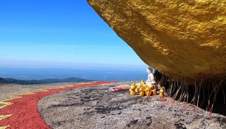 आंधी-तूफान से भी नहीं हिलता ढ़लान पर अटका यह सुनहरा पत्थर, महिलाओं के पास जाने पर मनाही weird news,weird place,mysterious place,golden rock,buddhist kyaiktiyo pagoda