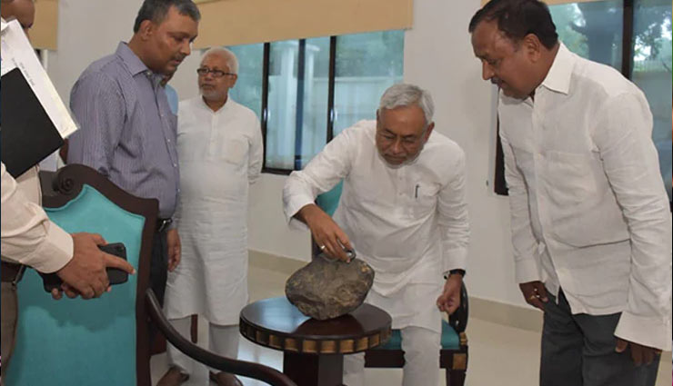 बिहार : आसमान से गिरे 15 किलो के उल्कापिंड में चुंबकीय शक्ति, गिरने से जमीन में हुआ था 5 फीट गहरा गड्ढा 