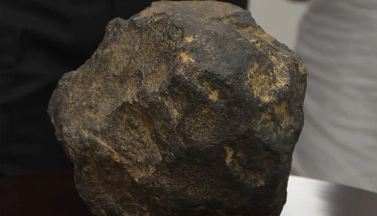 बिहार : आसमान से गिरे 15 किलो के उल्कापिंड में चुंबकीय शक्ति, गिरने से जमीन में हुआ था 5 फीट गहरा गड्ढा mysterious stone,fallen from sky,13 kg stone,madhubani,nitish kumar,meteorite,bihar,magnetic power in stone,museum,mysterious stone news in hindi,news,news in hindi,weird news in hindi