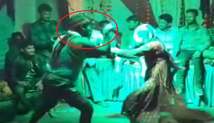 गणेश विसर्जन के बाद 'नागिन डांस' करते हुए युवक की हुई मौत, वीडियो वायरल madhya pradesh,nagin dance,death while dancing,live death,dance of death,ganesh visarjan,death of youth,viral video