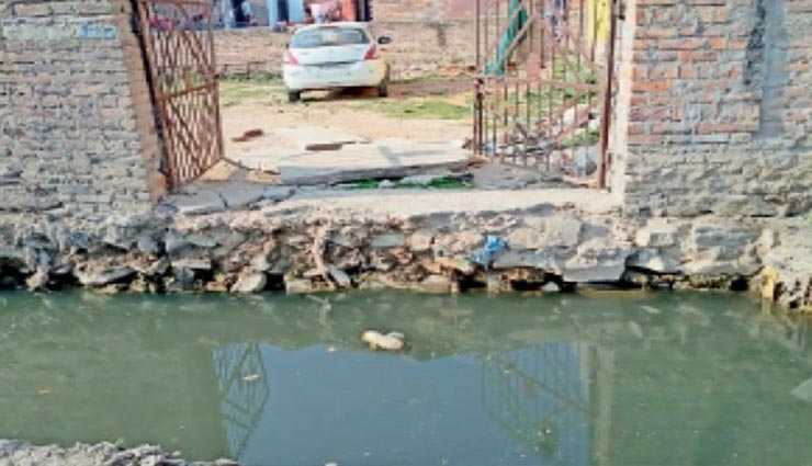 कोटा : नाला बना गांव वालों के लिए आफत, काम बंद होने से लोग घरों में हुए कैद