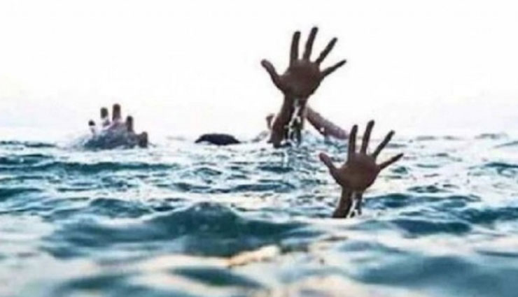 गोरखपुर: पोखरे में पलटी डोंगी नाव, 6 लोग थे सवार, दो की मौत