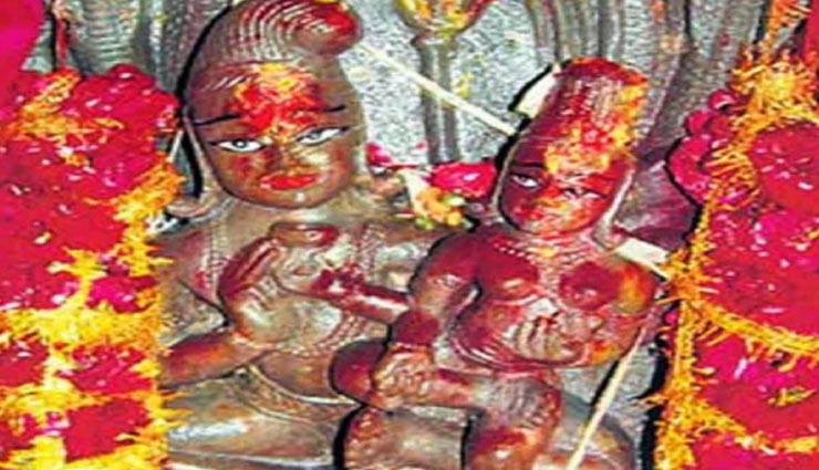 weird news,weird ritual,nagchandreshwar mandir ujjain,nag panchmi