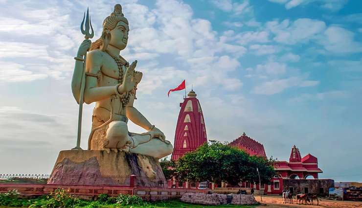 द्वारका का आकर्षण बनते हैं ये मंदिर, हजारों की संख्या में दर्शन करने पहुंचते हैं पर्यटक dwarka gujarat,famous temples in dwarka,temples in dwarka gujarat,dwarkadhish temple,nageshwar jyotirlinga temple,rukmini devi temple,bet dwarka,dwarka tourism,religious places in dwarka,dwarka sightseeing,dwarka temple tour,gujarat temple tour,holy places in gujarat