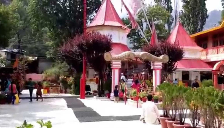 आंखों की बीमारियां दूर करने के लिए प्रसिद्द है नैना देवी मंदिर