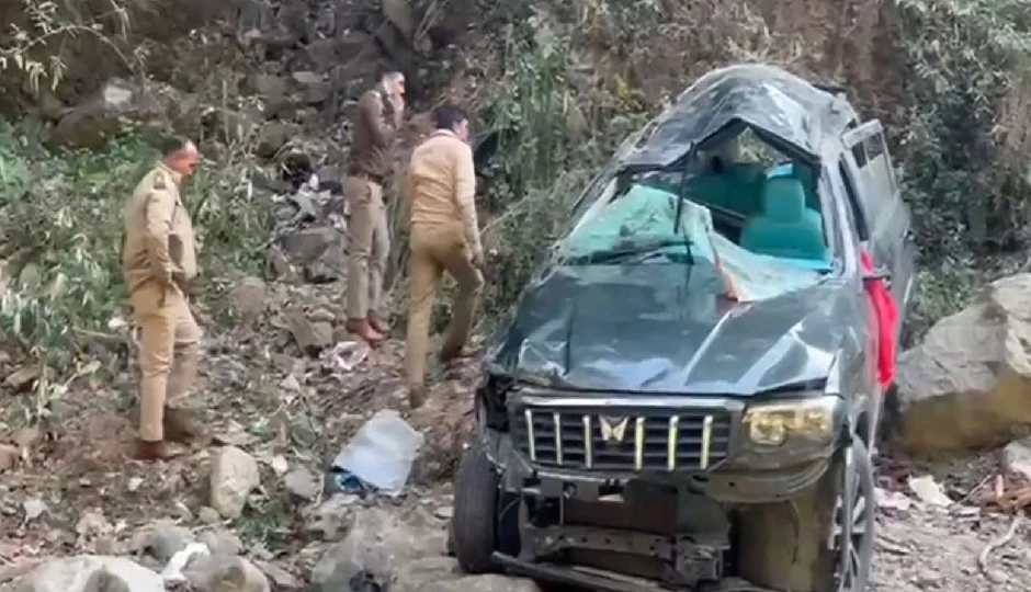 नैनीताल में पर्यटकों से भरी स्कॉर्पियो खाई में गिरी, हादसे में 3 की मौत, 5 गंभीर रूप से घायल