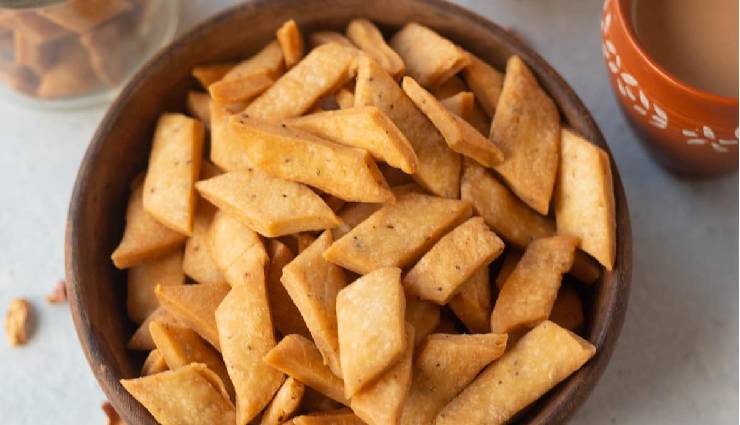 दिनभर में जब मन किया उठा के खा लिए नमक पारे, घर में सबको पसंद आती है ये नमकीन डिश #Recipe