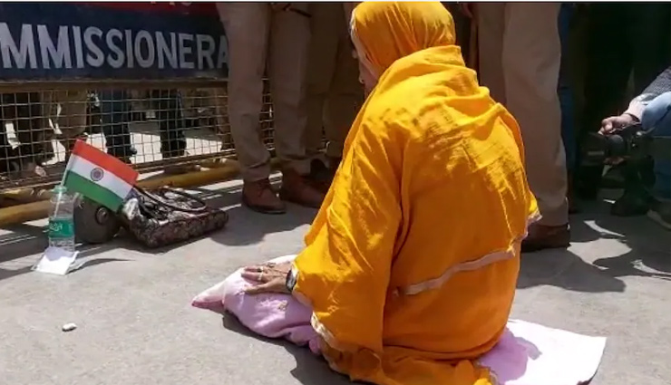 काशी विश्वनाथ मंदिर के गेट नंबर 4 के सामने नमाज पढ़ने लगी महिला, पुलिस ने लिया हिरासत में