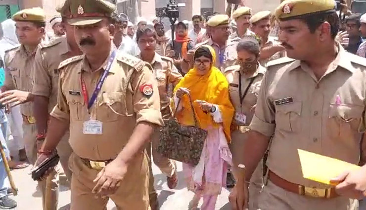 kashi vishwanath temple,muslim woman namaz