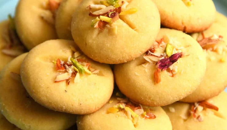 खाते ही मुंह में घुल जाती है आटे की नानखटाई, बाहर से लाने के बजाय घर में ही ऐसे करें तैयार #Recipe