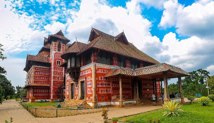 trivandrum historical places,must visit in trivandrum,padmanabhaswamy temple,kowdiar palace,napier museum,anchuthengu fort,vizhinjam lighthouse,attukal bhagavathy temple,kuthiramalika palace,halcyon castle,vizhinjam rock cut cave,beemapally mosque