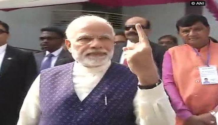 गुजरात चुनाव : प्रधानमंत्री नरेंद्र मोदी ने साबरमती में वोट डाला, लोगों ने किया उनका अभिनंदन