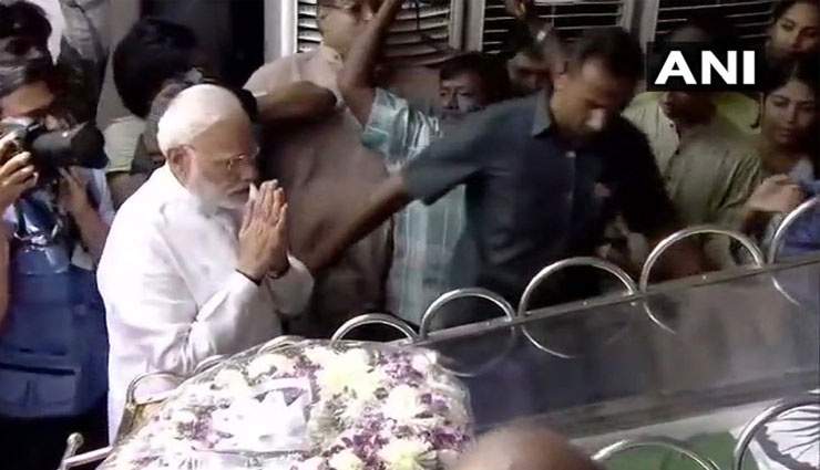 पीएम मोदी ने करुणानिधि को दी श्रद्धांजलि, अंतिम संस्कार चेन्नई के मरीना बीच पर ही होगा - हाईकोर्ट