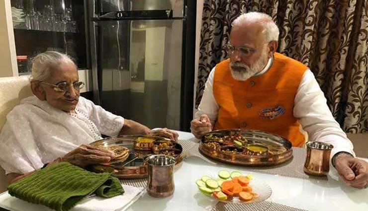 56 भोग छोड़ सादा भोजन कर PM मोदी ने मां हीराबेन के साथ मनाया जन्मदिन