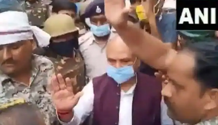 MP News: बाढ़ग्रस्त इलाके का दौरा करना कृषि मंत्री नरेंद्र सिंह तोमर को पड़ा भारी, गुस्साए लोगों ने फेंका कीचड़