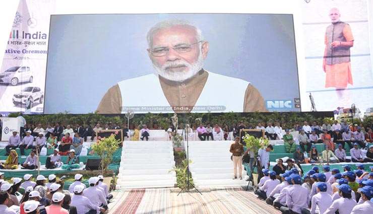 सूरत के डायमंड किंग ने 600 कर्मचारियों को दीवाली में गिफ्ट की कार, बैंक एफडी और गहने gujarat,surat,diamond king,car,gift,narendra modi