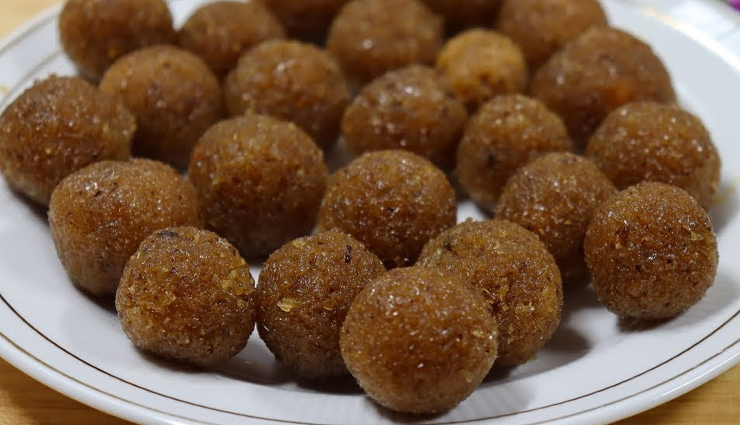 nariyal gur laddu,nariyal gur laddu sweet dish,nariyal gur laddu tasty,nariyal gur laddu healthy,nariyal gur laddu delicious,nariyal gur laddu guest,nariyal gur laddu ingredients,nariyal gur laddu recipe