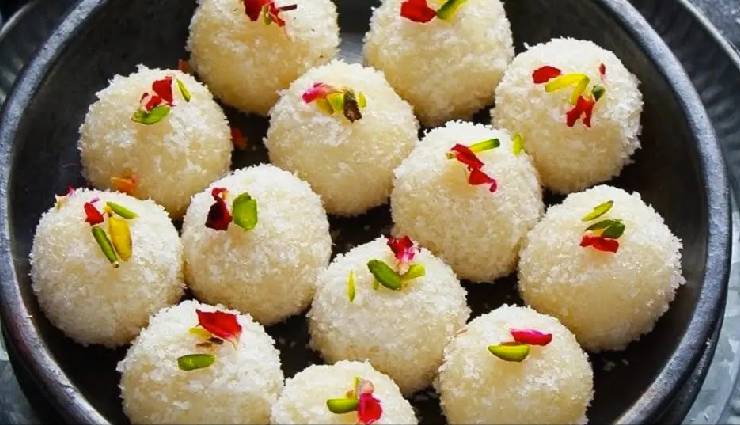 नारियल के लड्‌डू हैं हमारे सच्चे दोस्त, स्वाद के साथ सेहत का भी रखते हैं पूरा ख्याल #Recipe