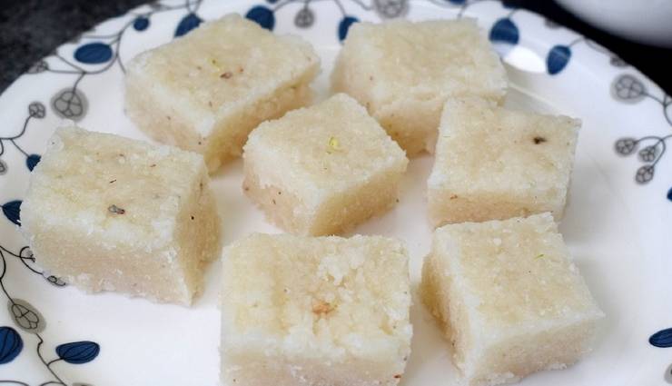 बाहर से मिठाई क्या लाना, जब घर में ही बन सकती है इतनी शानदार नारियल की बर्फी #Recipe