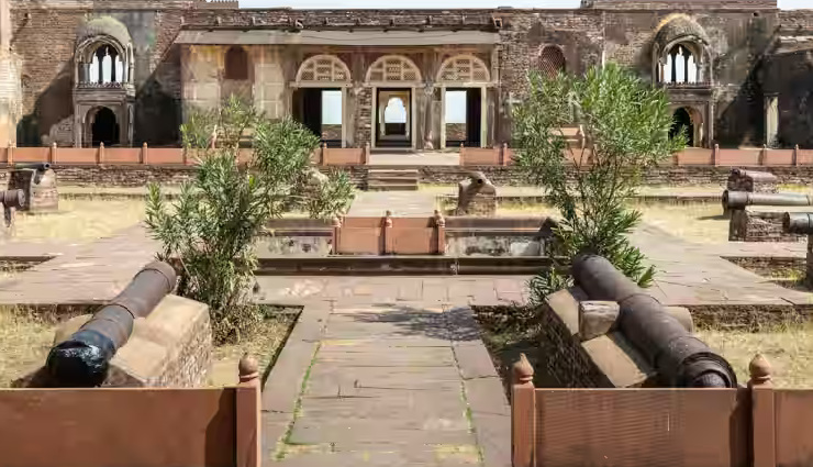 tourist spots in shivpuri,shivpuri attractions,madhav national park,chhatris shivpuri,bhadaiya kund,survaya ki garhi,tatya tope memorial,sakhya sagar lake,panihar,madhav vilas palace,narwar fort,banganga,travel madhya pradesh